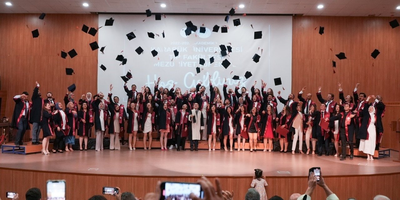 Tıp fakültesinden 60 öğrenci mezuniyet coşkusunu yaşadı