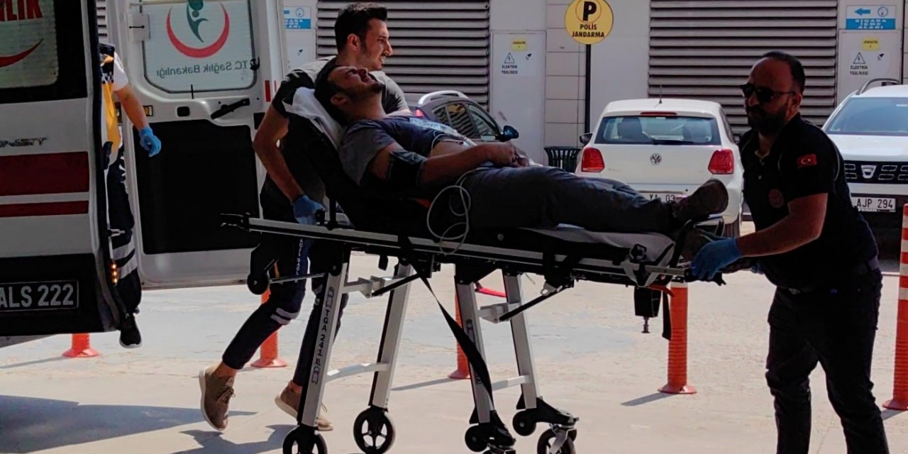 Arıların saldırısına uğrayan genç hastanelik oldu