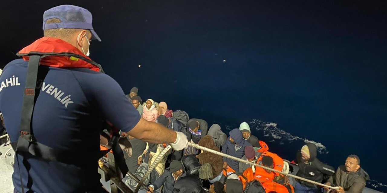Yunanistan’ın geri ittiği 48 düzensiz göçmen kurtarıldı
