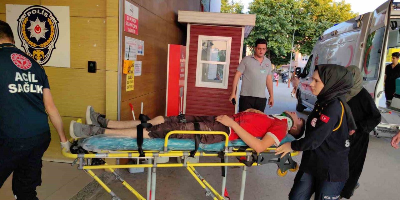 Kamyonet ile motosiklet çarpıştı: 2 yaralı