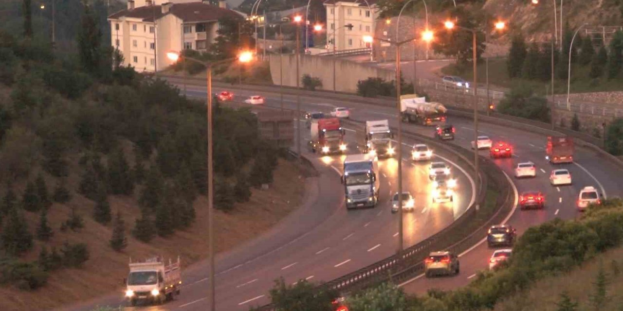 9 günlük tatil için vatandaşlar yola düştü: TEM Otoyolu Kocaeli geçişi akıcı seyrediyor