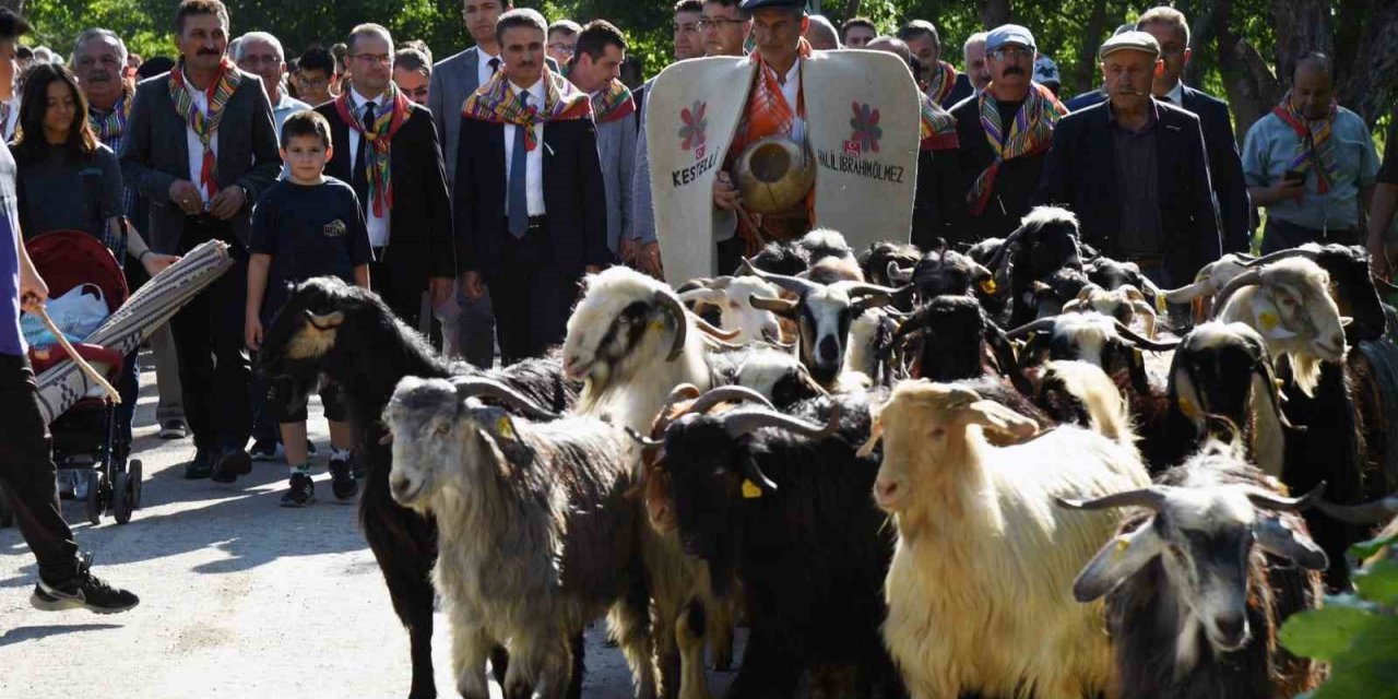 Isparta’da unutulmaya yüz tutmuş kurban indirme geleneği yeniden yaşatılmaya başlandı