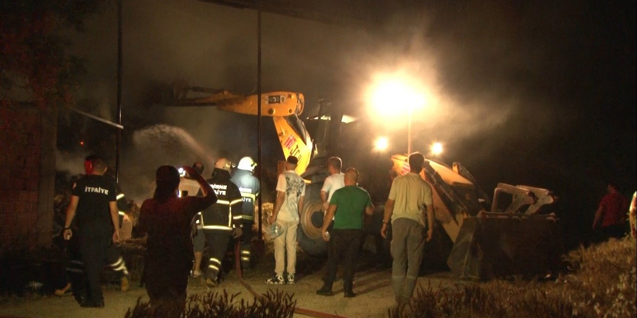 Edirne’de çiftliğin ahırında yangın paniği: Büyükbaş hayvanlar son anda kurtarıldı