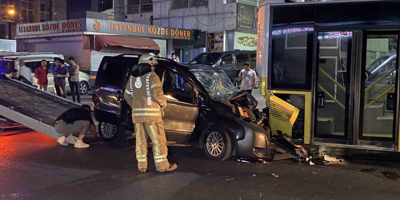 Bağcılar’da kontrolünü kaybeden sürücü İETT otobüsüne çarptı: 4’ü ağır 6 yaralı