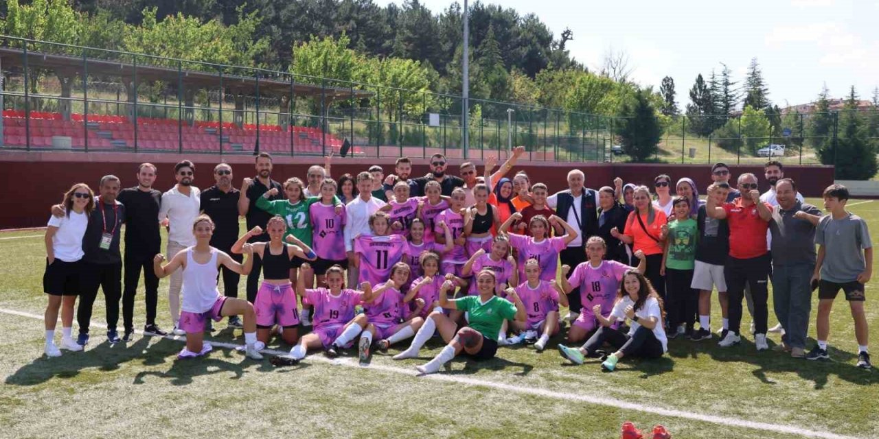 Uşak’ın şampiyon kızları 2. Lige yükseldi