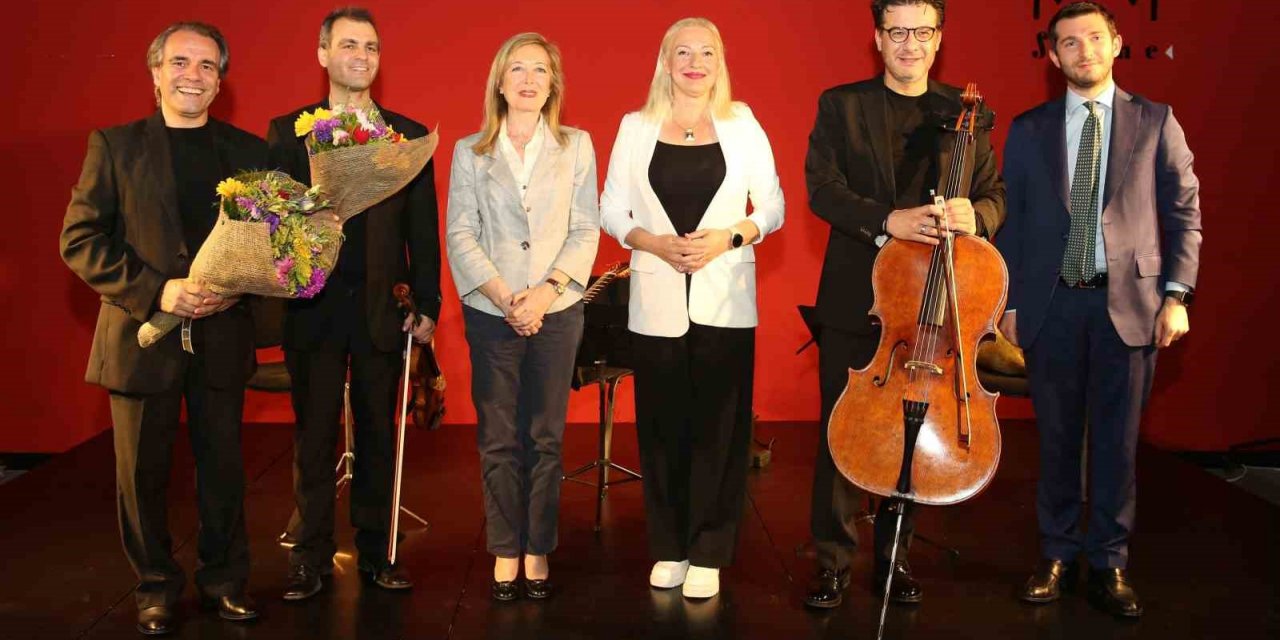 Keman ve çellonun gitarla buluştuğu konser