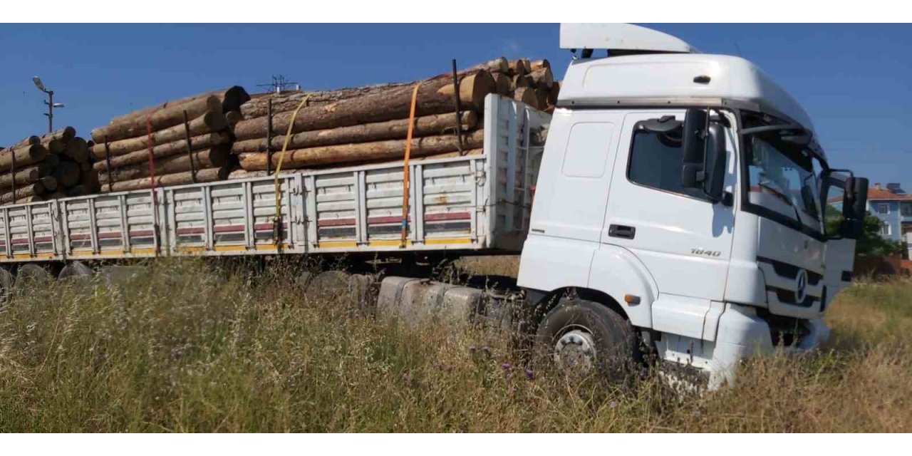 Freni boşalan tır lastiğinin patlamasıyla durdu...O anlar kamerada