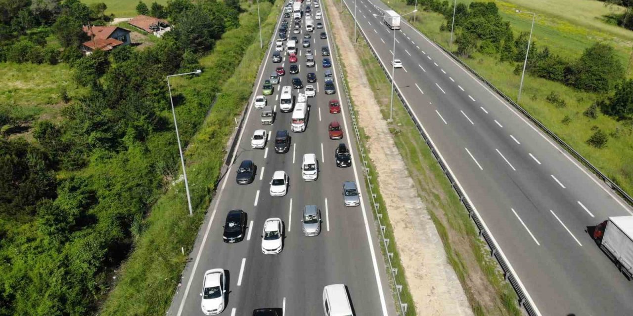 Bayram tatili için yollara akın ettiler: Ankara istikameti durma noktasına geldi