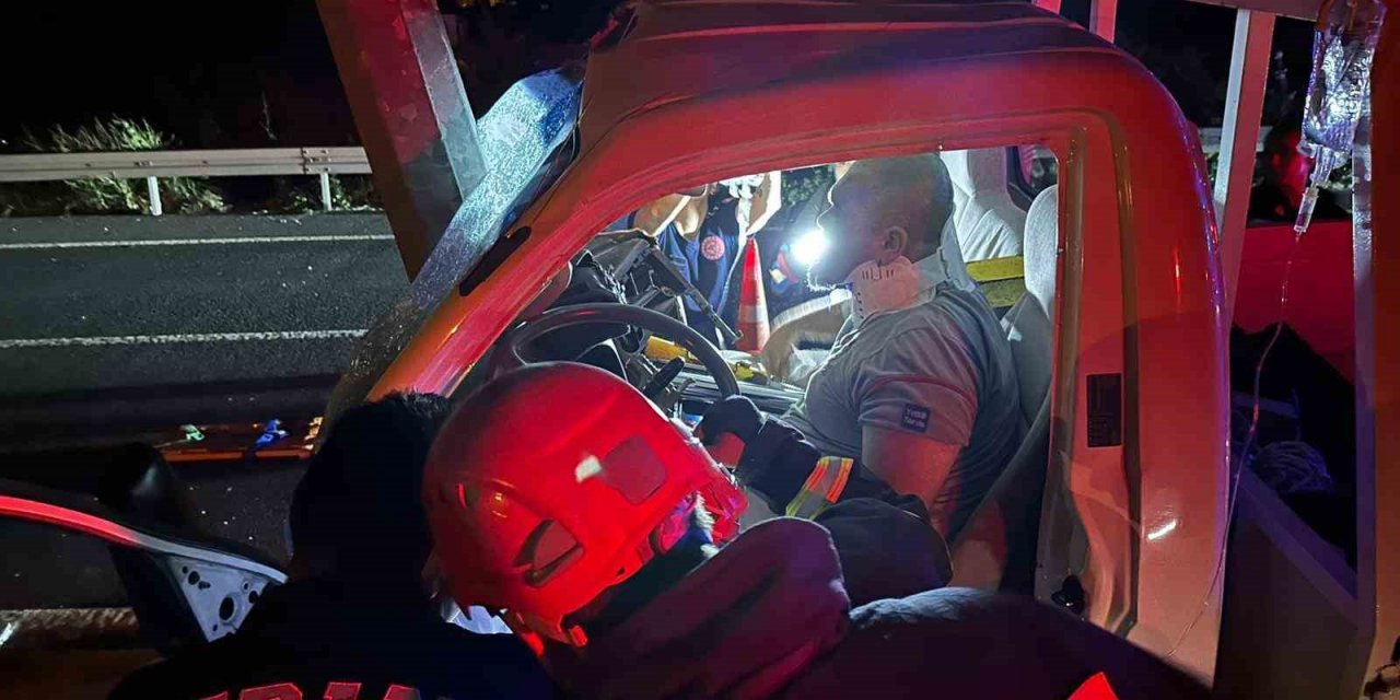 Kamyonette sıkışan sürücüyü itfaiye ekipleri kurtardı