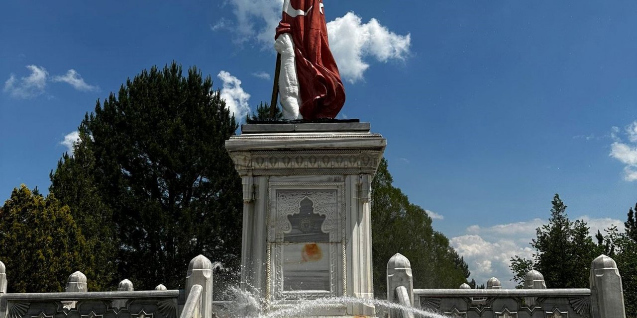 Şehit Sancaktar Mehmetçik heykelinde temizlik