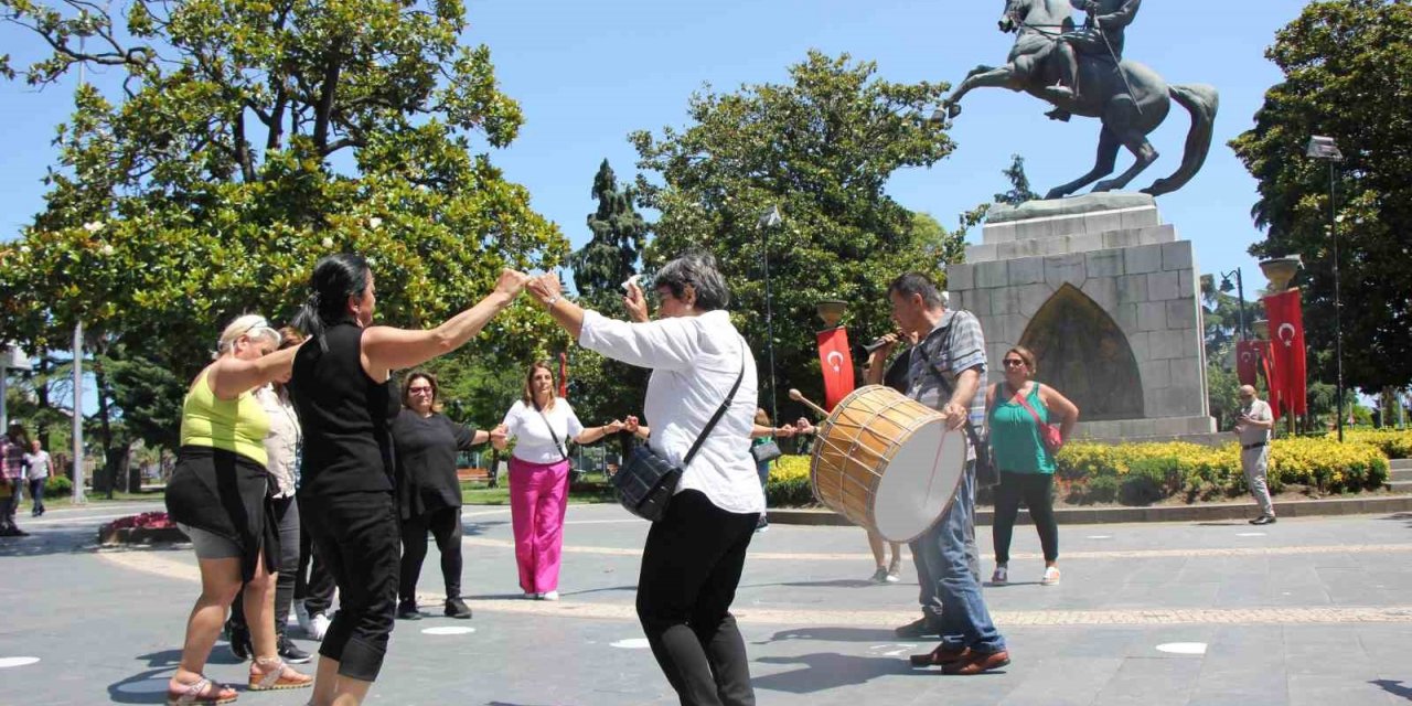 Almanya’dan gelen gurbetçiler davul-zurna eşliğinde eğlendiler
