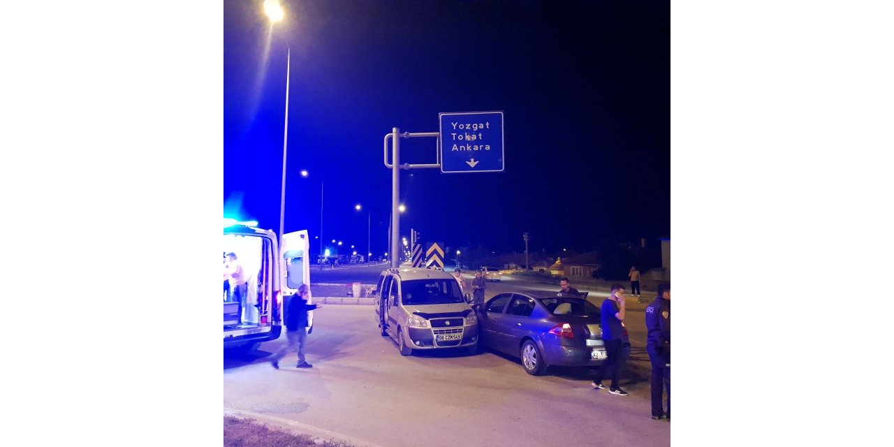 Otomobil ile hafif ticari araç çarpıştı: 3 yaralı