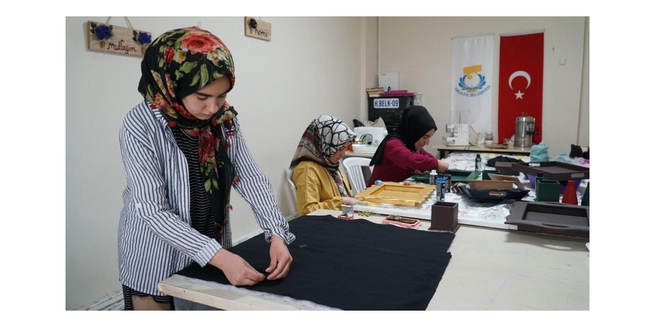 Anneleri kursta, çocukları kreşte öğreniyor