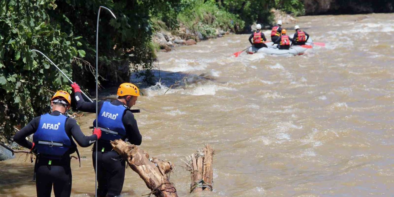 Giresun’un Duroğlu beldesindeki selde kaybolan şahsı arama çalışmaları sürüyor