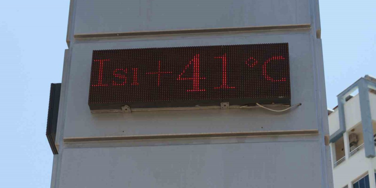 Antalya’da termometreler 41 dereceyi gördü! Sıcaktan bunalan Konyaaltı sahiline koştu