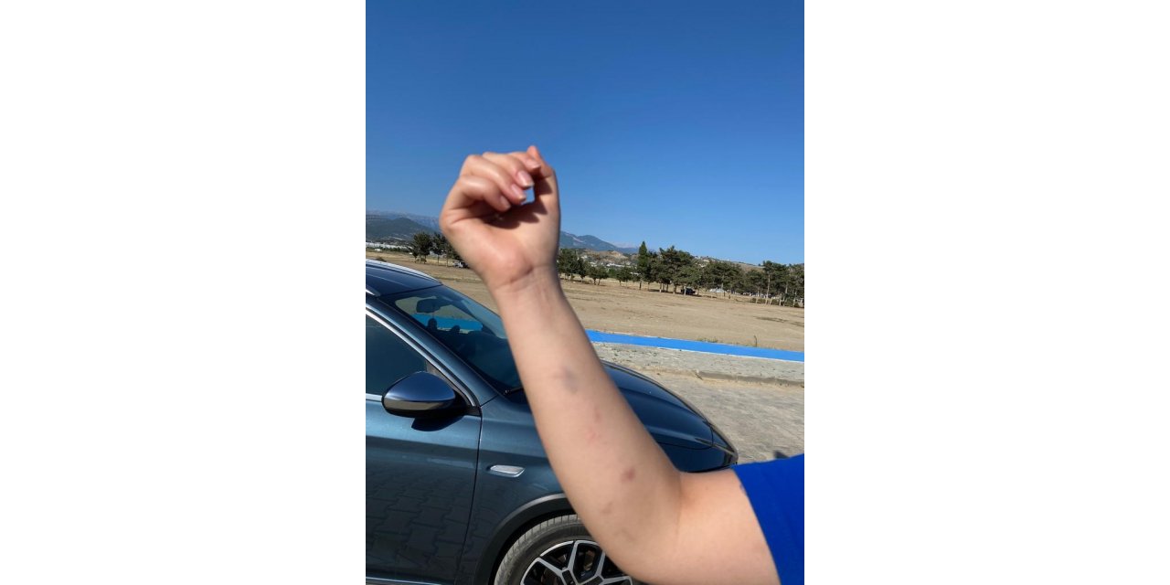 Yolda yürüyen genç kızlara dehşeti yaşattılar