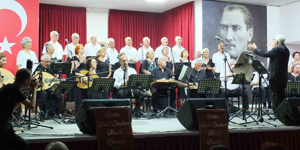 Balıkesir’de amatörler korosu izleyenleri coşturdu