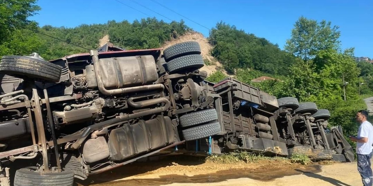 Saman yüklü tır devrildi