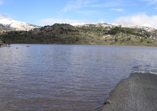 Sel, köy yolunu kapattı!