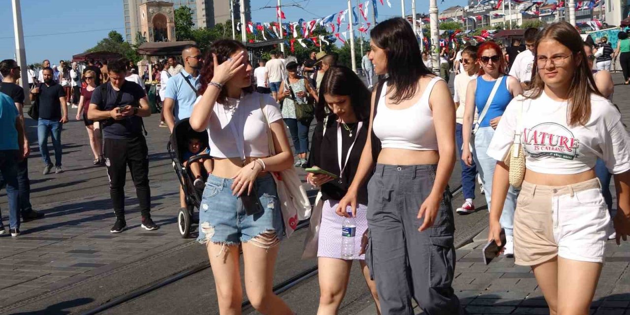 Taksim’de sıcaktan bunalan vatandaşlar şemsiye ile gezdi