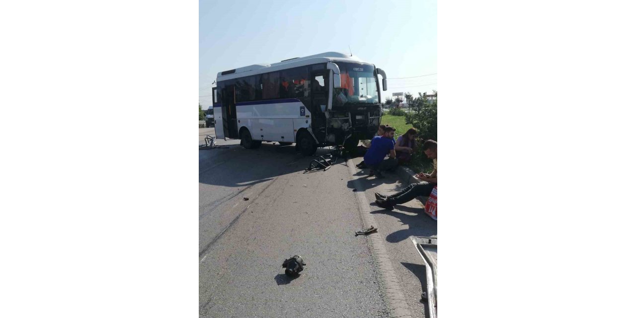 Manisa’da servis otobüsü traktörle çarpıştı: 1’i ağır 6 yaralı