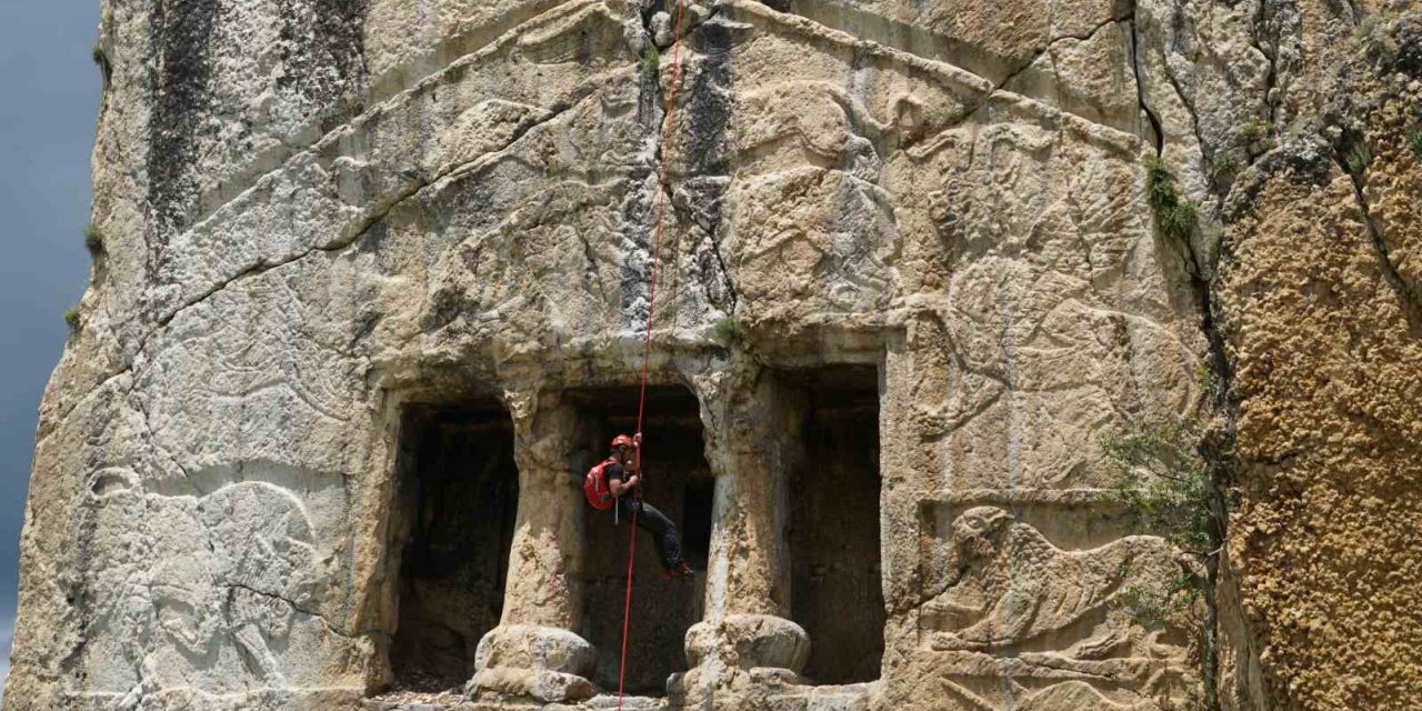 2 bin 700 yıllık kaya mezarı bakımsızlıktan yok oluyor