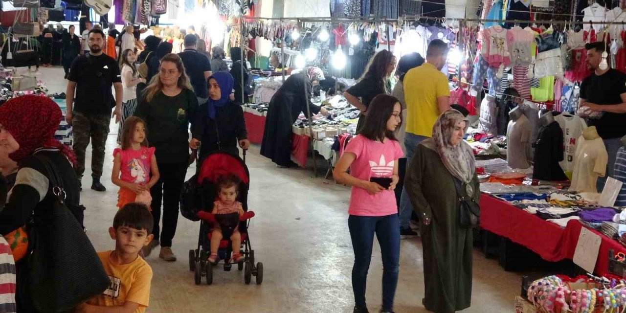 Bayramlık kıyafet pazarı vatandaşların akınına uğradı