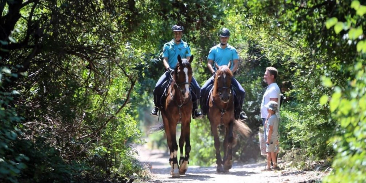 Kuşadası’nda atlı jandarmalar görev başında