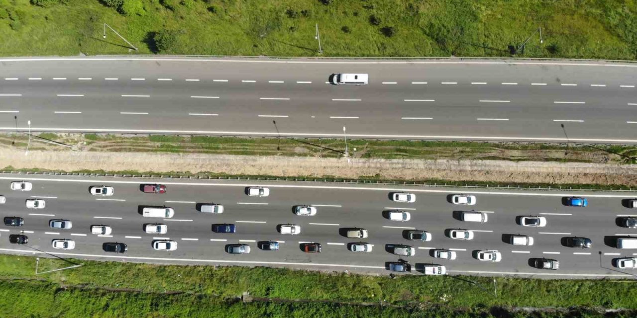 Bolu geçişinde tatilcilerin trafik yoğunluğu devam ediyor