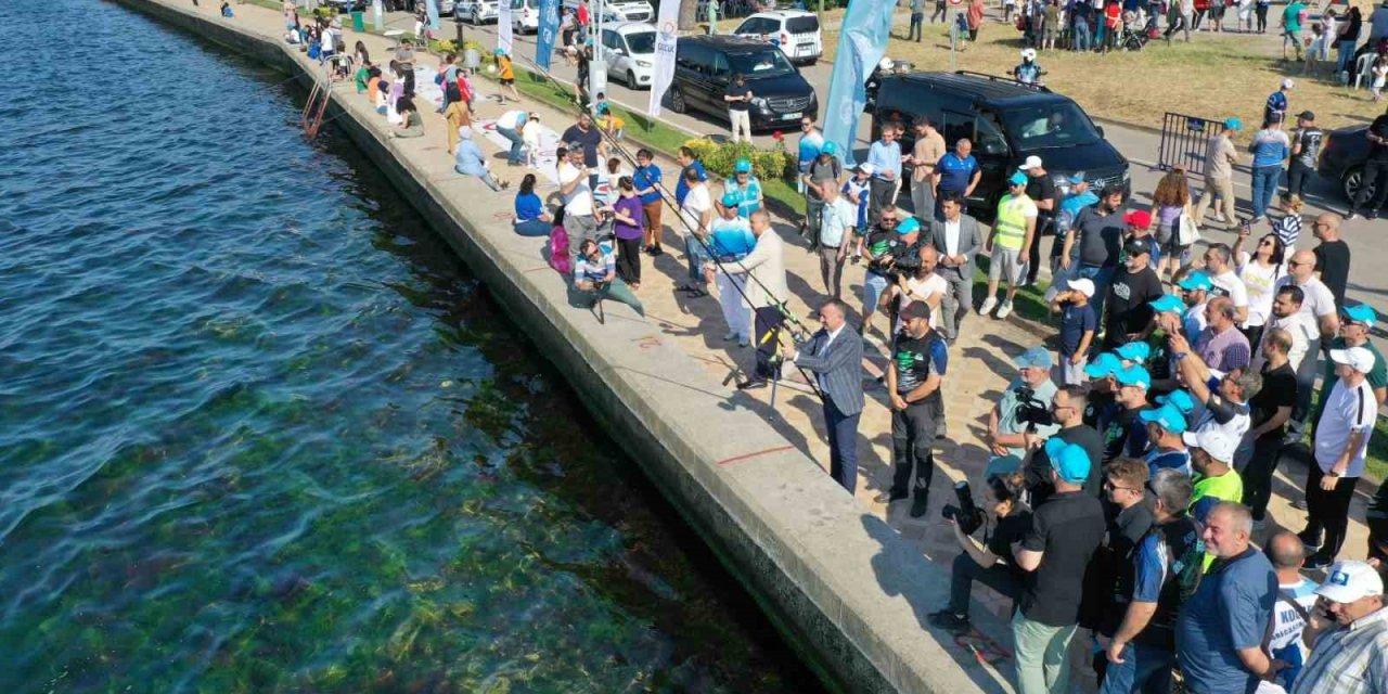 Aileler İzmit Körfezi’nde en fazla balığı yakalayabilmek için kıyasıya yarıştı