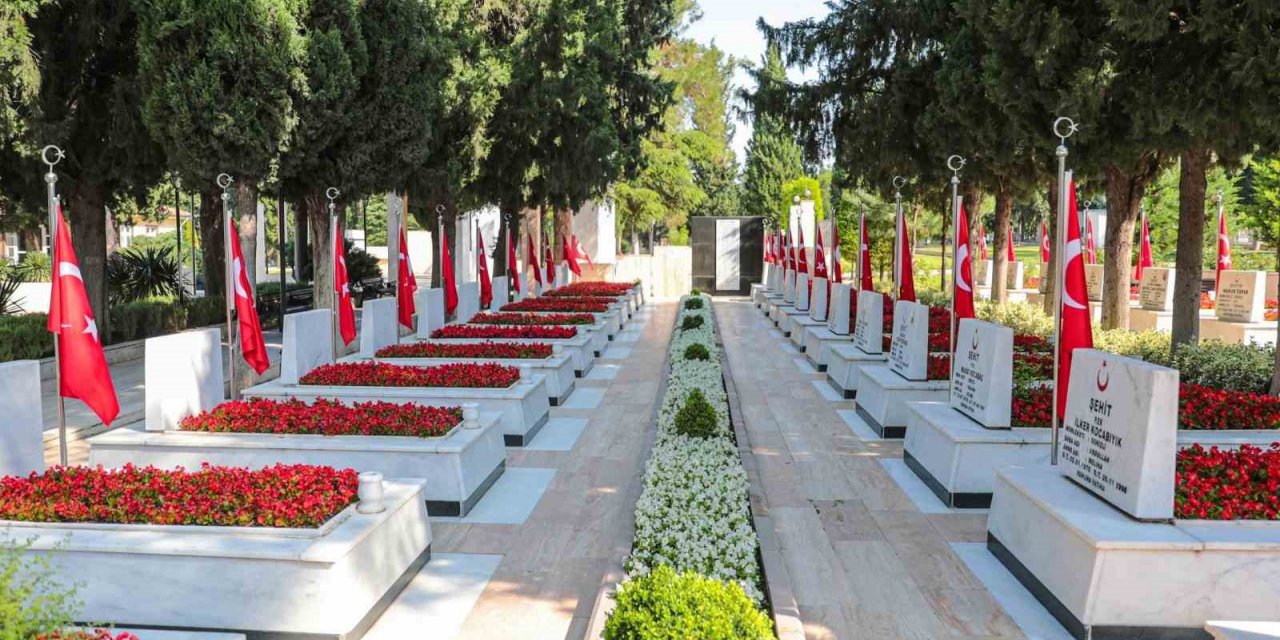 Büyükşehirden mezarlıklarda bayramı mesaisi