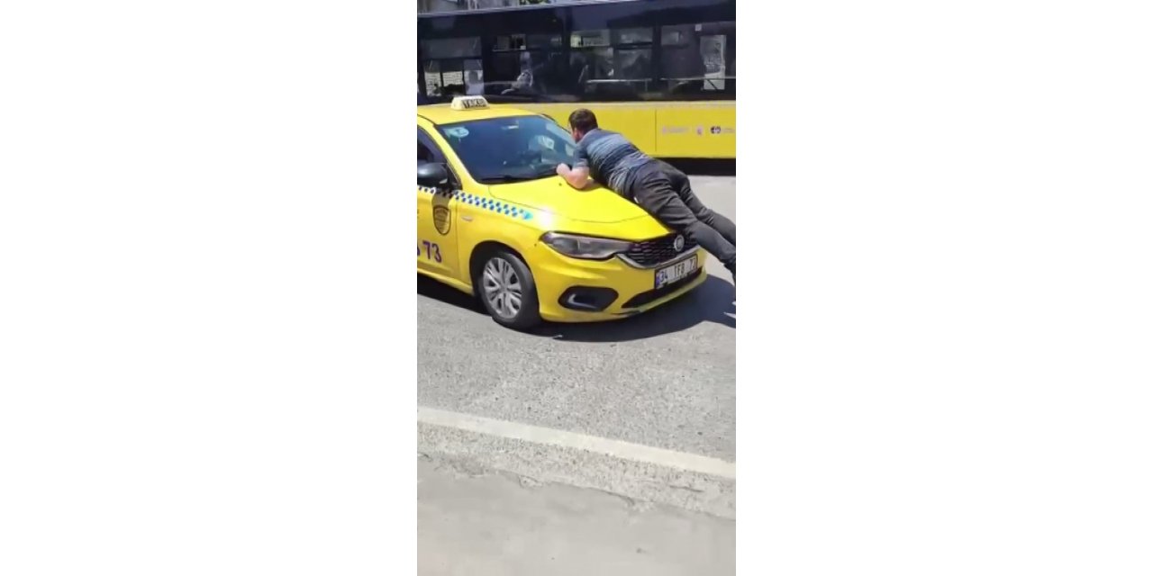 Pendik’te taksinin kaputuna çıkıp camı patlattı