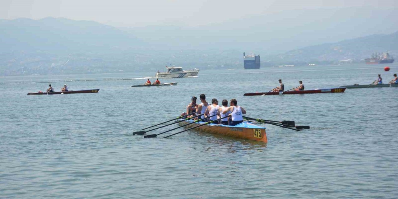 İzmit Körfezi’nde kürekçilerin kıyasıya mücadelesi ikinci gününde tüm hızıyla sürüyor