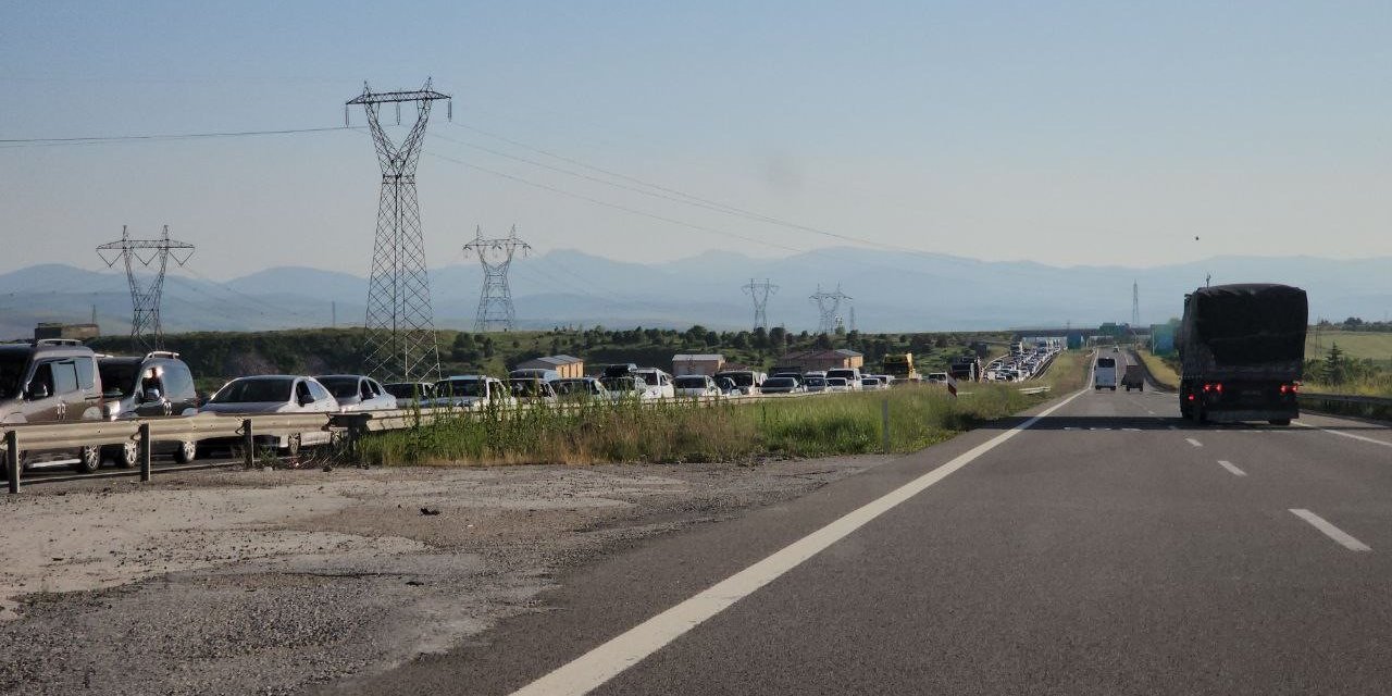 D-100 Karayolu’nda kilometrelerce bayram kuyruğu oluştu
