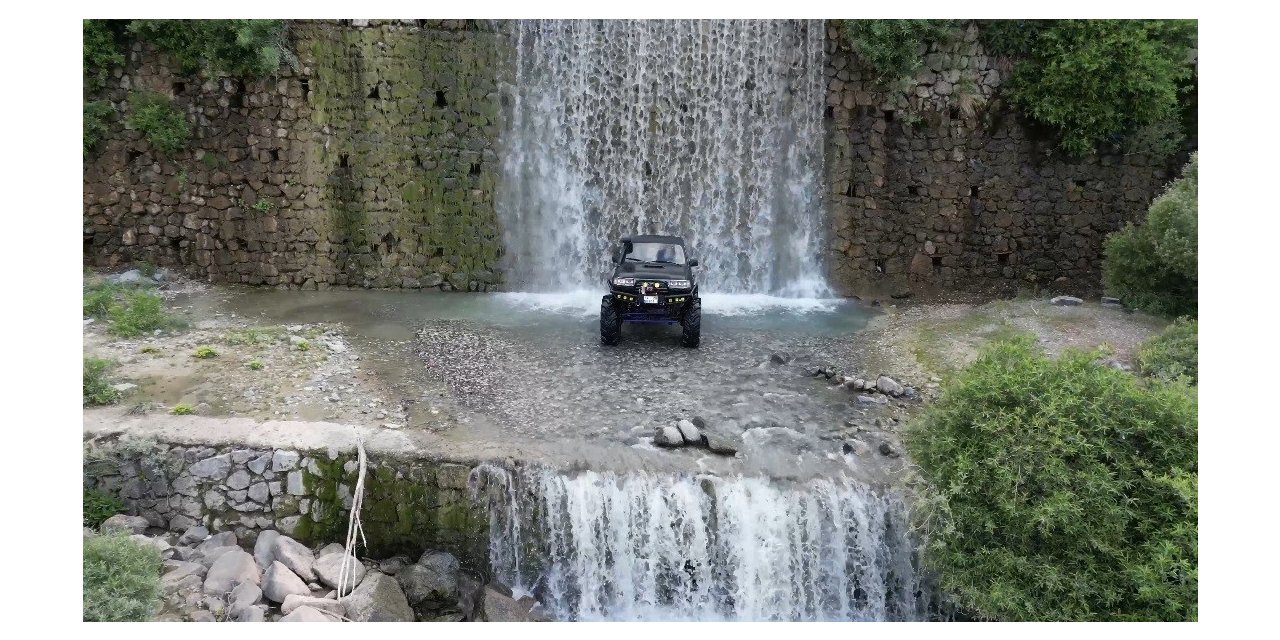 Off road aracı şelalenin altında yıkandı