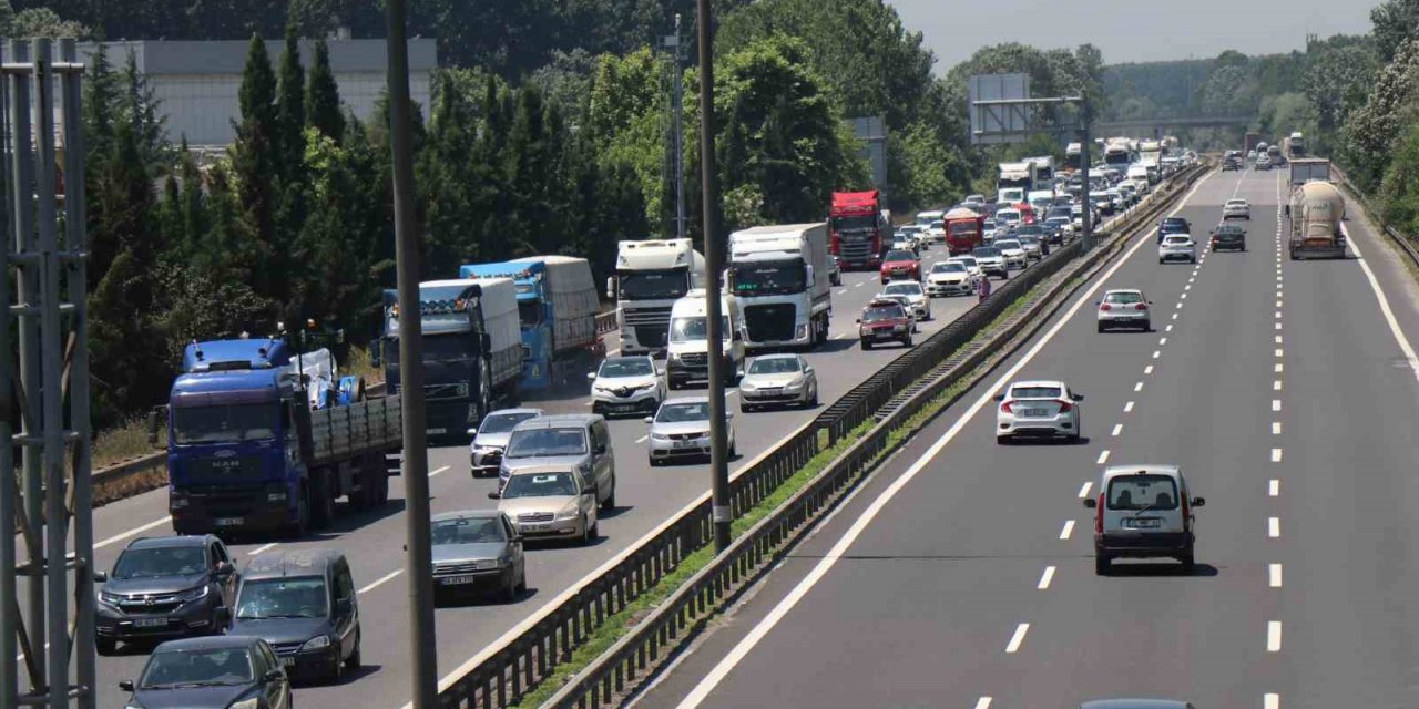 Bayram göçünde otoyolun Sakarya geçişinde akıcı yoğunluk