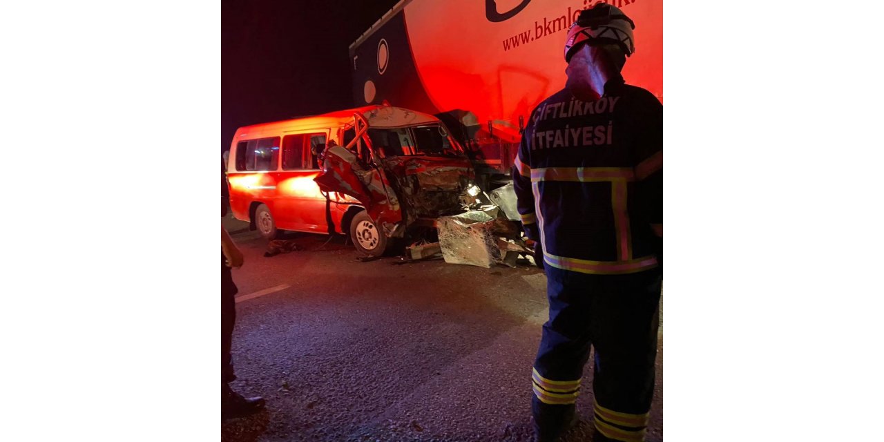 Yalova’da çekiciye bağlı römorkla minibüs çarpıştı: 2 yaralı