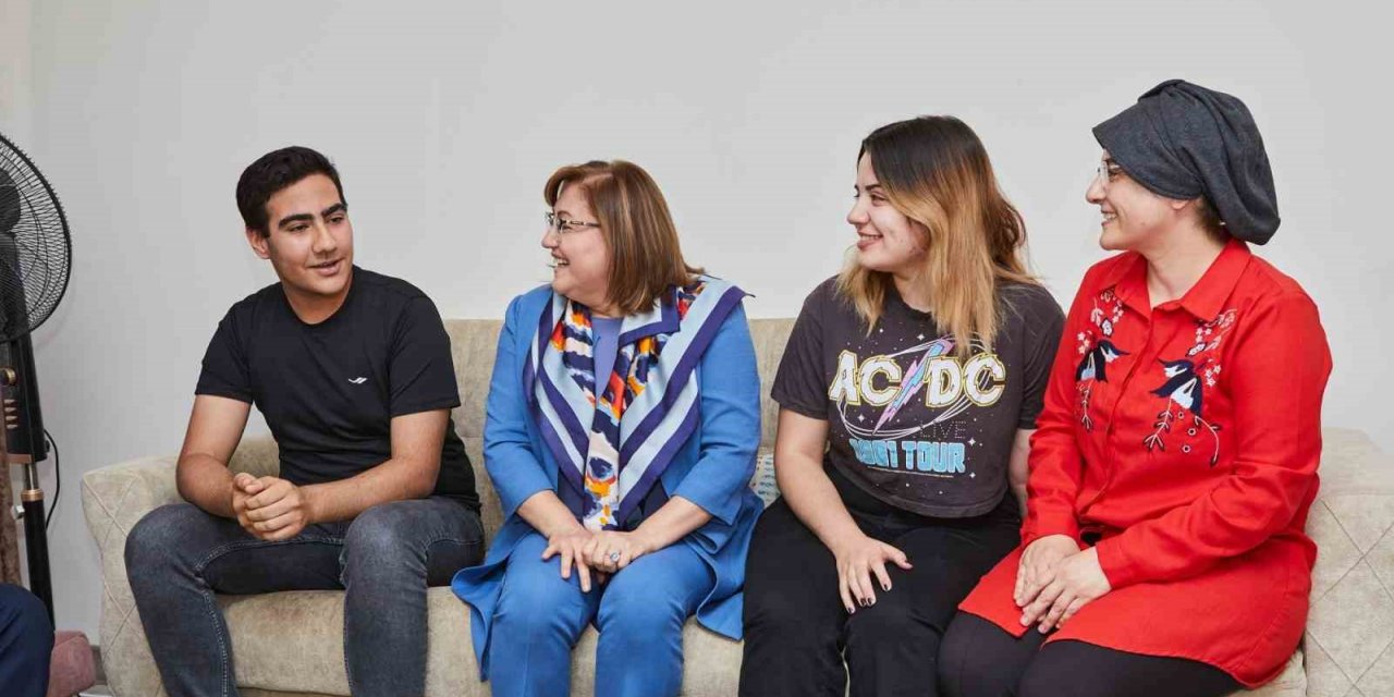 Şahin, İslahiye LGS Türkiye birincisini ziyaret etti