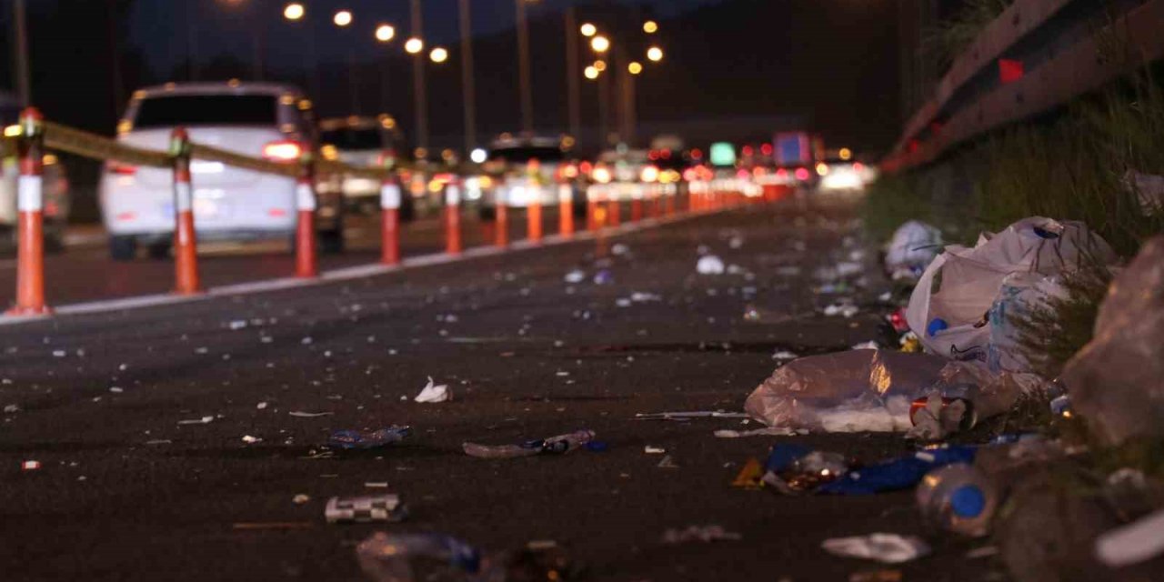 Tatilcilerin yoğunluğu azaldı, çöpleri yollarda kaldı