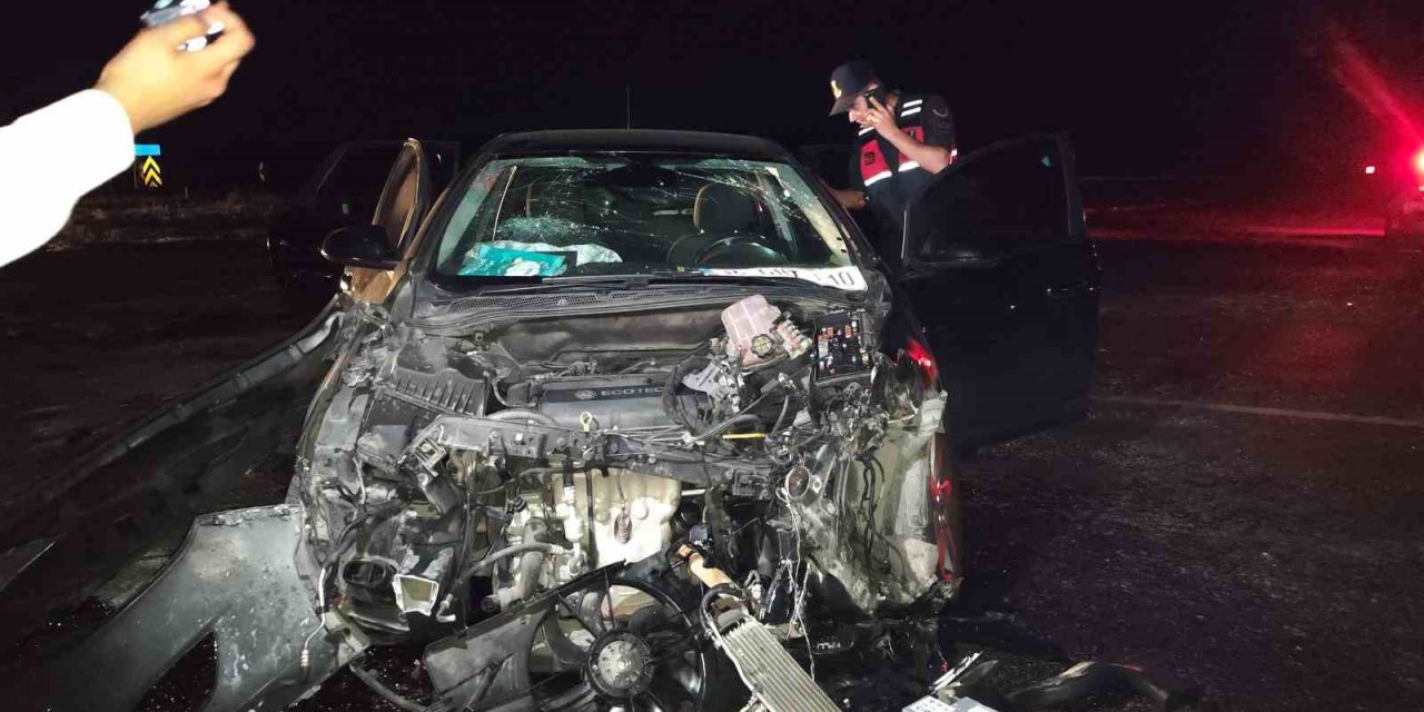 Bayram tatili yolunda kaza: Hurdaya dönen otomobilde 5 kişi yaralandı