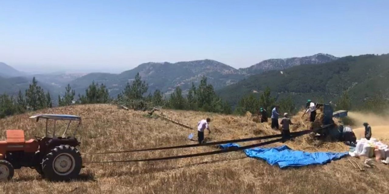 Engebeli arazilerde ekim yapan çiftçiler, eski patoz makinalarıyla hasat yaptı