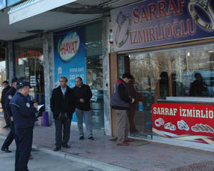 Maskeli silahlı iki kişi sarraf soymaya kalktı