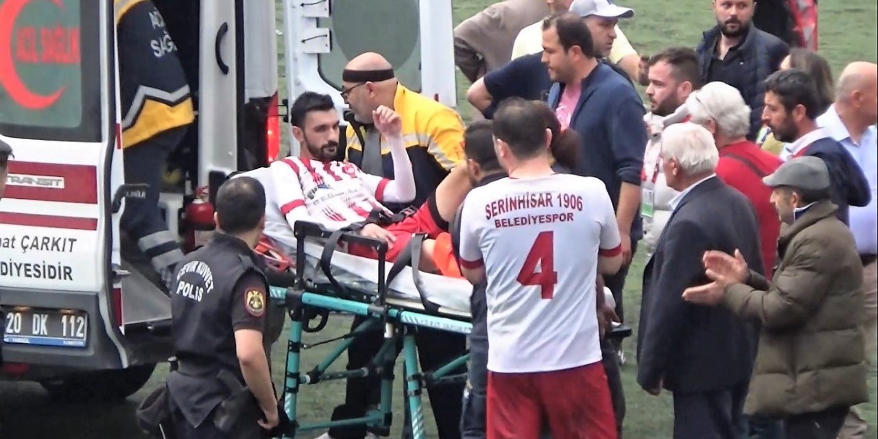 Golü önlemek isteyen kaleci, rakip forvetin ayağını kırdı