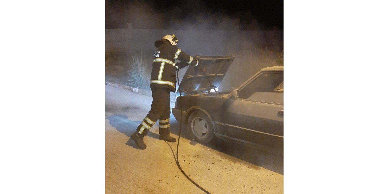 Seyir halindeyken motor kısmında yangın çıkan otomobilde hasar oluştu