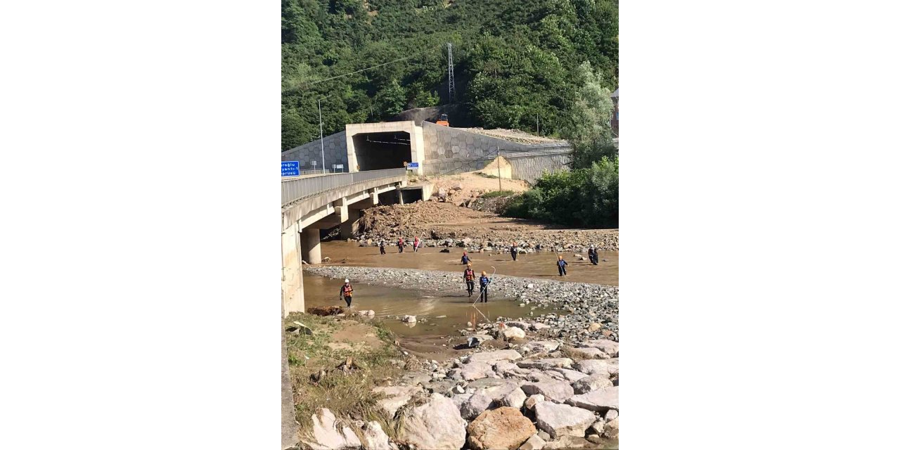 Giresun’un Duroğlu beldesindeki selde kaybolan şahsı arama çalışmaları devam ediyor