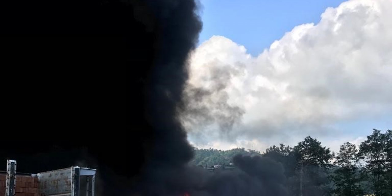 Milyonlarca değerindeki plastik borular dakikalar içinde yanarak kül oldu