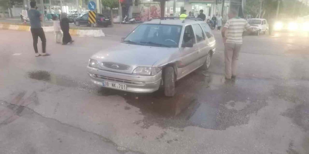 İki otomobil çarpıştı: 2 yaralı