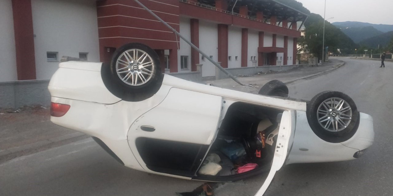 Takla atan otomobildeki 4 kişi yaralandı