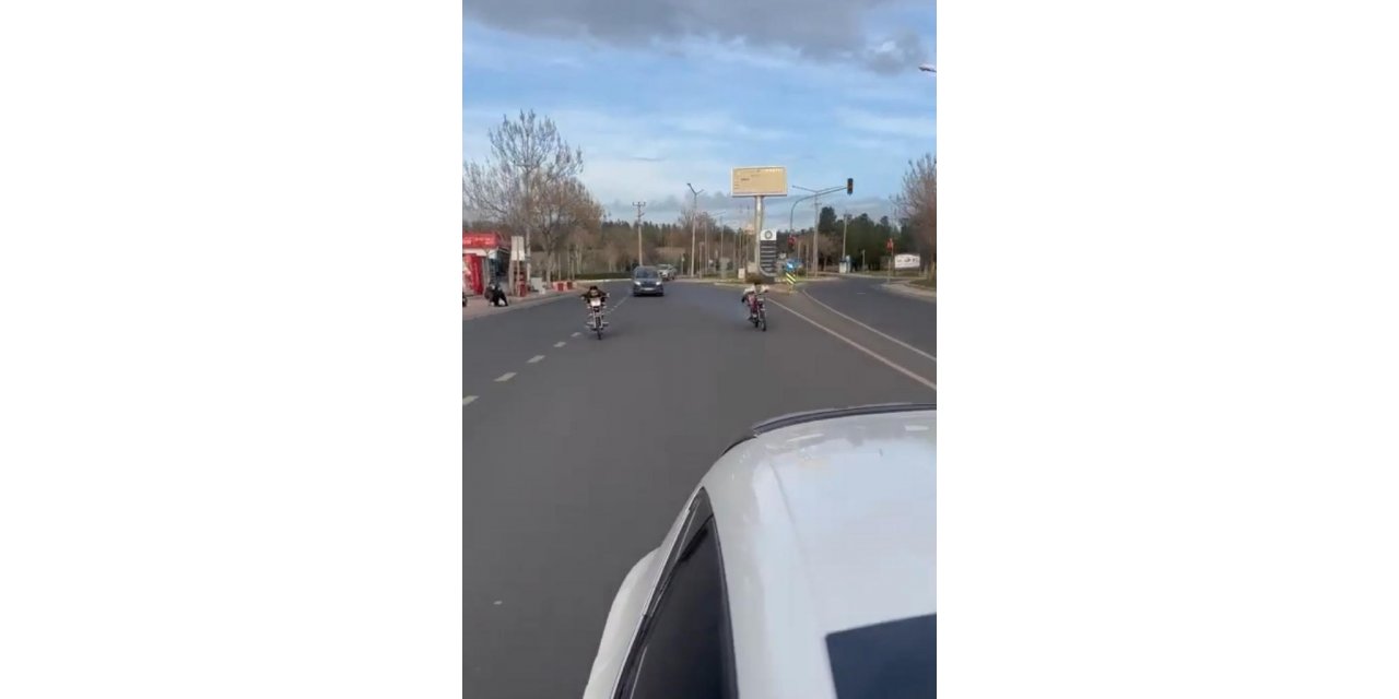 Motosiklet üzerine uzanıp yolculuk eden gençler ölüme davetiye çıkardı