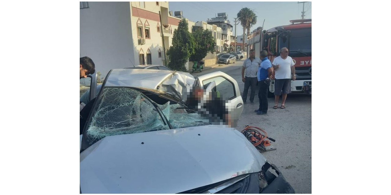 Otomobil çöp konteynerine ve direğe çarptı, sürücü olay yerinde hayatını kaybetti